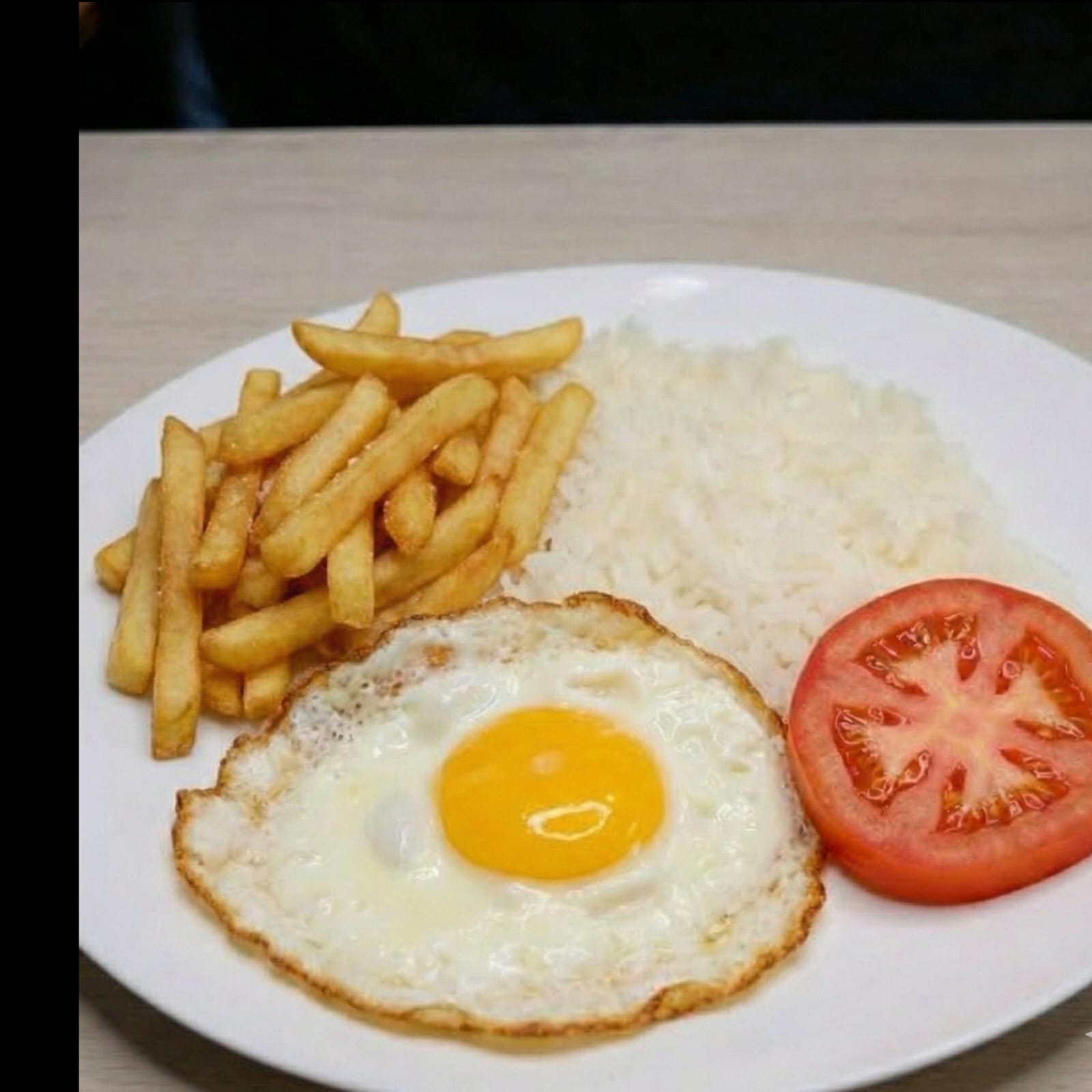Desayuno Huevo Frito con papas francesas